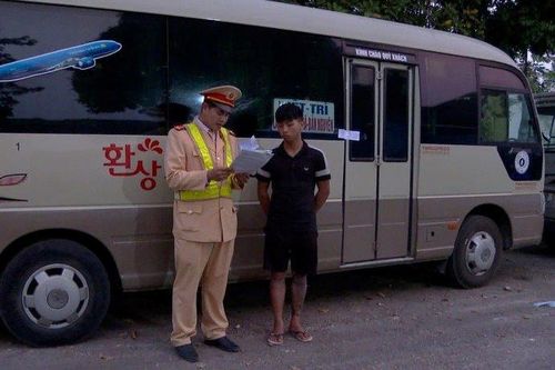 Kinh hoàng, chưa đủ tuổi vẫn lái xe khách chạy trên quốc lộ