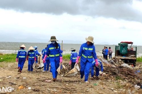 Tăng cường thu gom rác ở các bãi biển du lịch Đà Nẵng