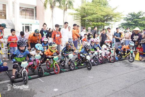 Hơn 150 vận động viên nhí tham gia giải đua xe đạp thăng bằng