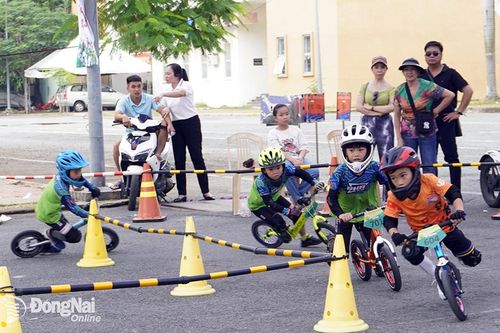 Hồi hộp cùng các cua rơ 'bỉm sữa' đua xe đạp thăng bằng