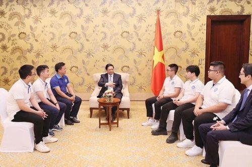 Thủ tướng Phạm Minh Chính gặp gỡ, động viên nhóm sinh viên Việt Nam đạt thành tích tại COP28