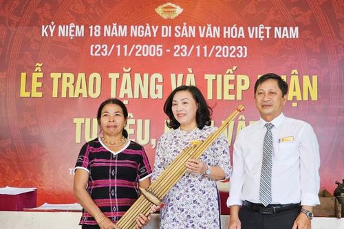 Những tấm lòng hiến tặng hiện vật