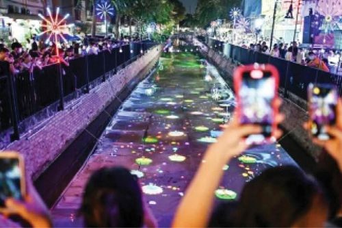 Người dân Thái Lan đưa kỹ thuật số vào lễ hội Loy Krathong truyền thống