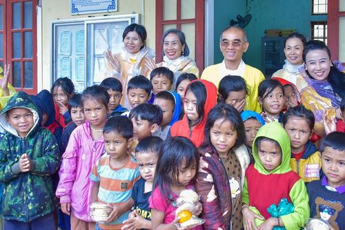 Chương trình từ thiện 'Mãi yêu thương' tặng 1.000 phần quà đến người dân Quảng Trị
