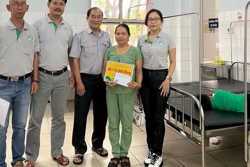 Ban Điều hành TNV Đội máu sống Gia đình Phật tử Đà Nẵng trao tịnh tài hỗ trợ huynh trưởng khó khăn