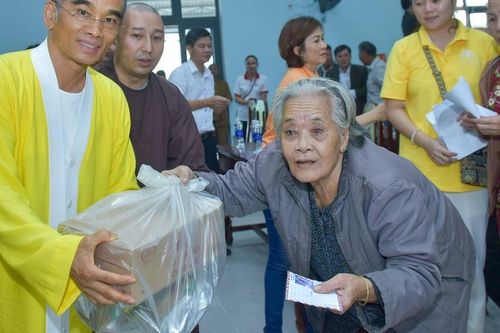 Ban Kinh tế - Tài chính T.Ư tặng quà đến người dân vùng lũ trên địa bàn tỉnh Thừa Thiên Huế