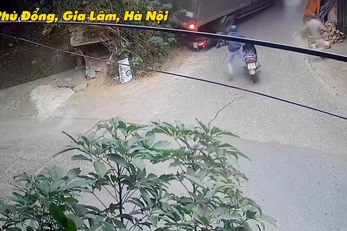 Thót tim cảnh xe tải tuột dốc, người đi xe máy vứt phương tiện chạy thoát thân