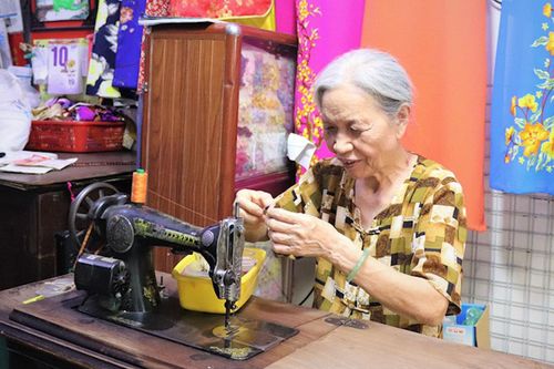 Người giữ nét đẹp áo dài giữa lòng phố cổ Hà Nội