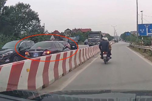 Xe biển xanh chạy ngược chiều trên quốc lộ 38 của UBND thị xã Thuận Thành