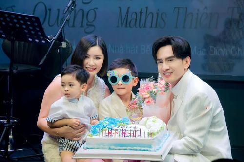 Đan Trường hạnh phúc đón tuổi 47 bên vợ cũ và con trai