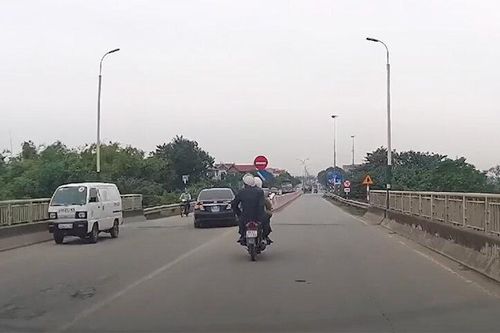 Ô tô biển xanh chạy ngược chiều ở quốc lộ 38: UBND thị xã nói xe được đưa đi sửa