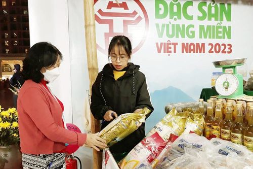 Đặc sản ba miền hội tụ về Thủ đô
