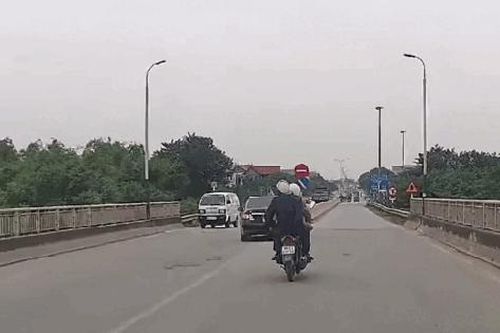 Bức xúc cảnh ô tô biển xanh bất chấp nguy hiểm, chạy ngược chiều trên quốc lộ
