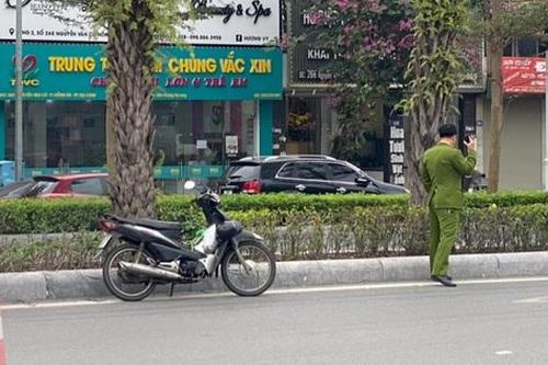 Phát hiện người đàn ông tử vong trong tư thế ngồi dựa vào dải phân cách lúc sáng sớm