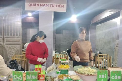 Bánh cốm, chả cốm, cháo se, ô mai... hút khách tại Hội chợ Hà Nội