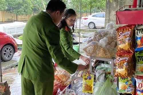 Thu giữ gần 5.000 gói bánh, kẹo không nhãn mác trước cổng trường