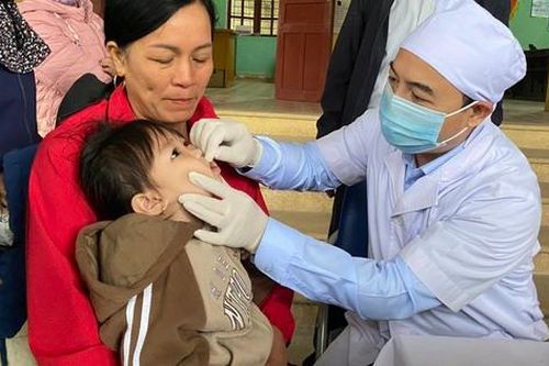 Người dân xã miền núi vượt giá rét đưa trẻ đi uống vitamin A