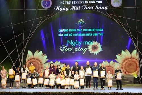 Bộ trưởng Bộ Y tế: 'Người bệnh ung thư phải đương đầu với những khó khăn chồng chất'