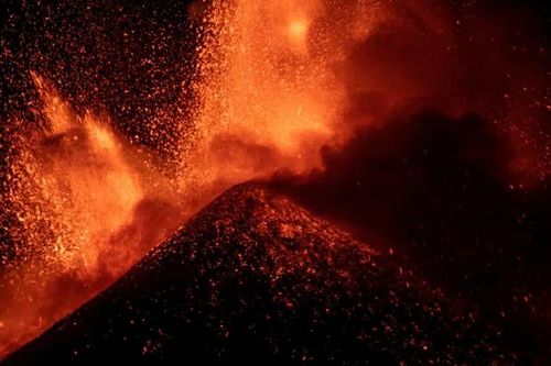 Khoảnh khắc núi lửa Etna phun trào, nhuộm đỏ bầu trời Italia
