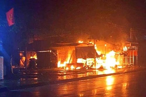 Hà Tĩnh: Ki-ốt kinh doanh vàng mã bốc cháy dữ dội trong đêm
