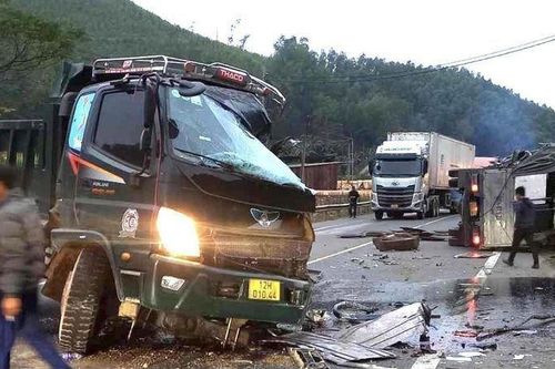 Tai nạn giao thông mới nhất 4/12/2023: Hai xe ô tô đối đầu ở Lạng Sơn