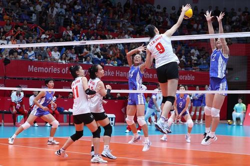'Ngọc Hoa mới' của bóng chuyền nữ Việt Nam đã lộ diện, được huyền thoại thế giới khen ngợi