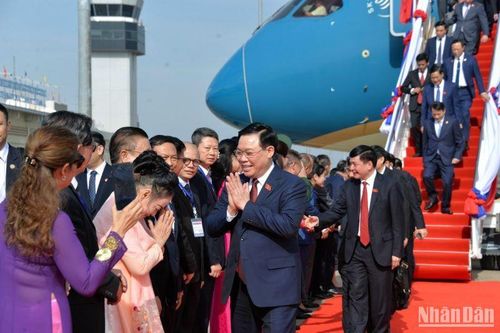 Chủ tịch Quốc hội Vương Đình Huệ đến Thủ đô Vientiane, Cộng hòa Dân chủ Nhân dân Lào