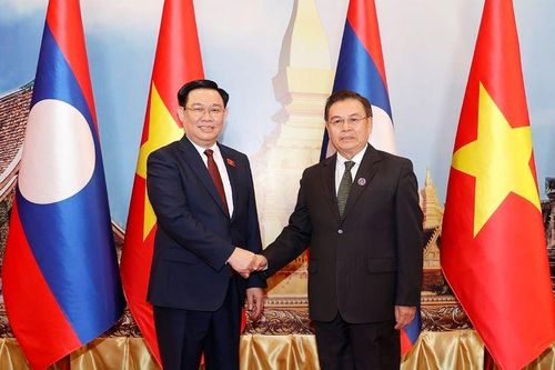 Chủ tịch Quốc hội Vương Đình Huệ hội đàm với Chủ tịch Quốc hội Lào Saysomphone Phomvihane