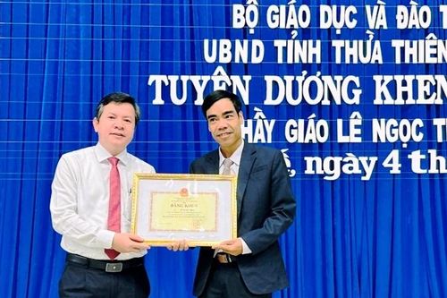 Tặng Bằng khen cho thầy giáo Lê Ngọc Thùy dũng cảm cứu người