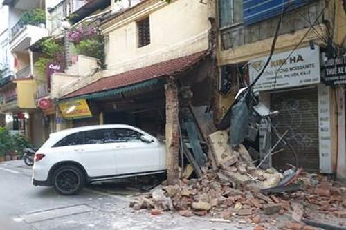Ô tô mất kiểm soát lao vào nhà dân trên phố Hàng Bạc, Hà Nội