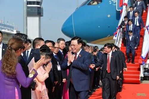 Chủ tịch Quốc hội Vương Đình Huệ tới Vientiane dự Hội nghị cấp cao Quốc hội 3 nước Campuchia-Lào-Việt Nam