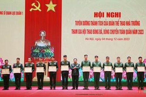 Tuyên dương thành tích của đoàn thể thao tham gia Hội thao bóng đá, bóng chuyền toàn quân năm 2023