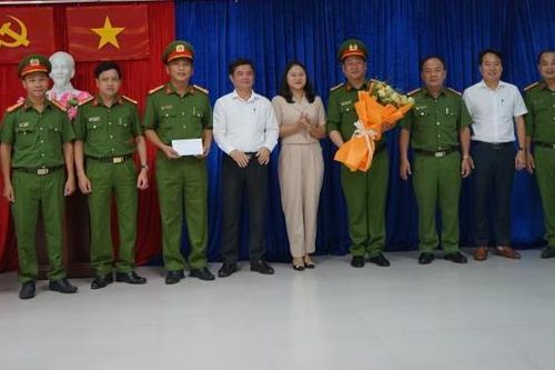Khen thưởng đột xuất Công an quận Ngũ Hành Sơn về thành tích làm rõ vụ cướp tài sản