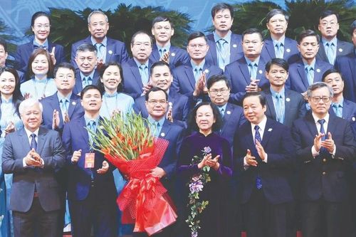 Thông qua nghị quyết với 3 khâu đột phá