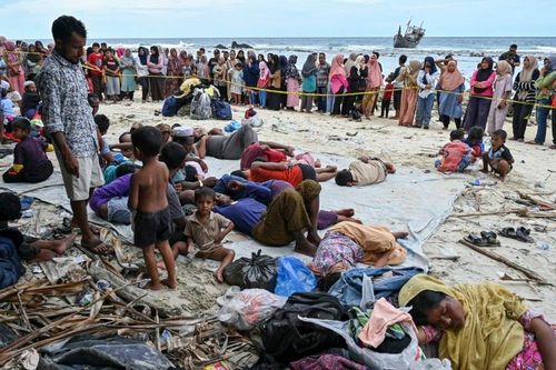 Hình ảnh hơn 100 người tị nạn Rohingya vật vờ khi đến Indonesia