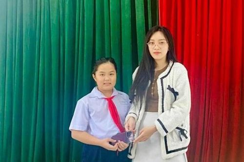 Nữ sinh lớp 5 nhặt được điện thoại trả lại người đánh rơi