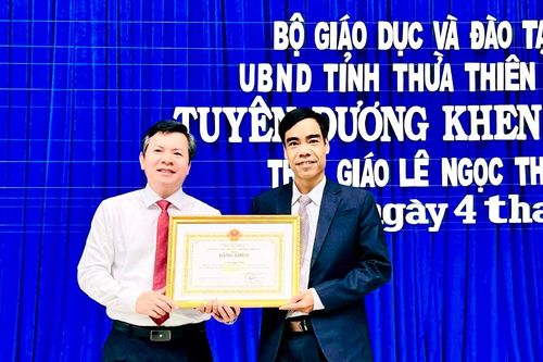 Tặng Bằng khen cho thầy giáo ở Huế cứu người trong cơn lũ