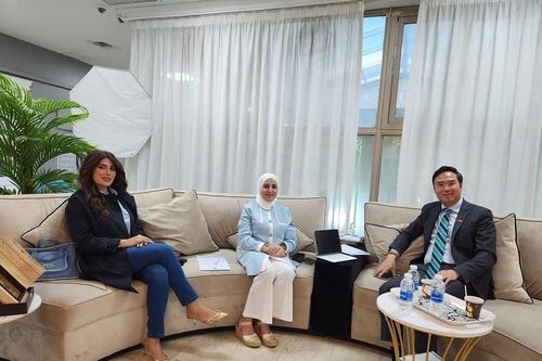 Đại sứ Ngô Toàn Thắng làm việc với đại diện Hiệp hội khách du lịch Kuwait