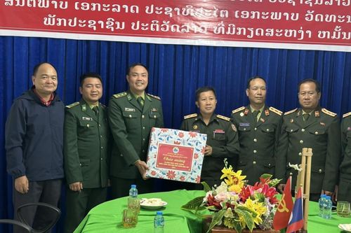 BĐBP Sơn La: Chúc mừng, tặng quà lực lượng bảo vệ biên giới Lào nhân dịp Quốc khánh