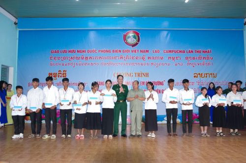 Trao tặng học bổng và bò giống cho học sinh, nhân dân trên khu vực biên giới tỉnh Gia Lai (Việt Nam) và tỉnh Ratanakiri (Campuchia)
