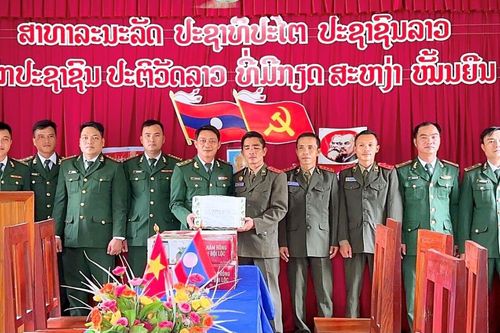 Chúc mừng lực lượng bảo vệ biên giới Lào nhân dịp Quốc khánh