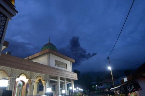 Núi lửa Indonesia hoạt động dữ dội, phun tro bụi cao 3 km lên bầu trời