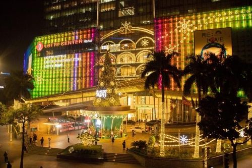 Giới trẻ Hà Thành check-in bên cây thông trước thềm Lễ Giáng sinh