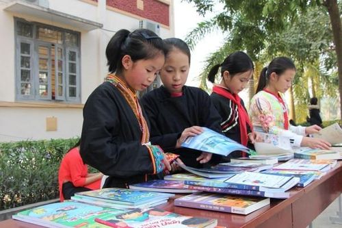 Xây dựng tủ sách cộng đồng, tạo điều kiện cho đồng bào dân tộc thiểu số, miền núi tiếp cận với văn hóa đọc