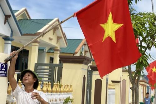 Nâng cao nhận thức về ý nghĩa, tầm quan trọng của việc sử dụng cờ Đảng, cờ Tổ quốc, hình bản đồ Việt Nam