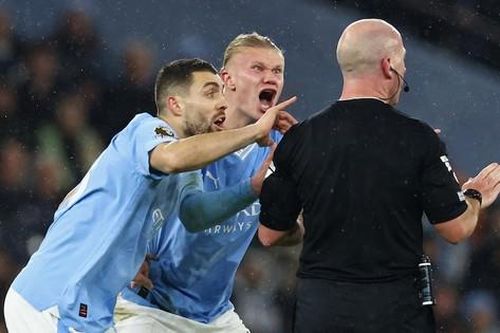 Haaland và Guardiola bức xúc vì quyết định khó hiểu của trọng tài