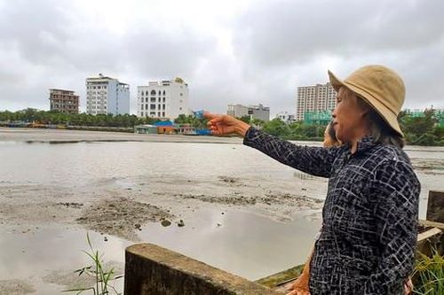 Cận cảnh khúc sông bị quây lấp chứa bùn khiến cuộc sống người dân đảo lộn