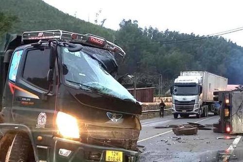 Hai xe ô tô đối đầu ở Lạng Sơn, 2 người bị thương
