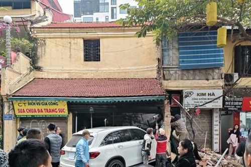 Nữ tài xế tông sập tường ngôi nhà cổ nhất phố Hàng Bạc có nồng độ cồn