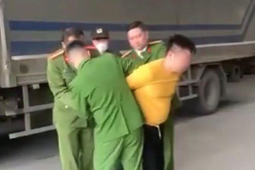 Dùng hung khí tấn công thủ kho